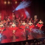 Aktorzy na scenie podczas przedstawienia "Wszystkie drogi prowadzą do Rzymu"