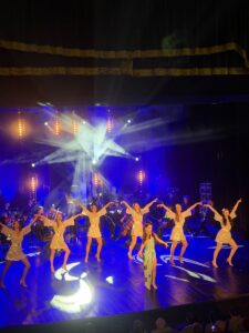 Aktorzy na scenie podczas przedstawienia "Wszystkie drogi prowadzą do Rzymu"