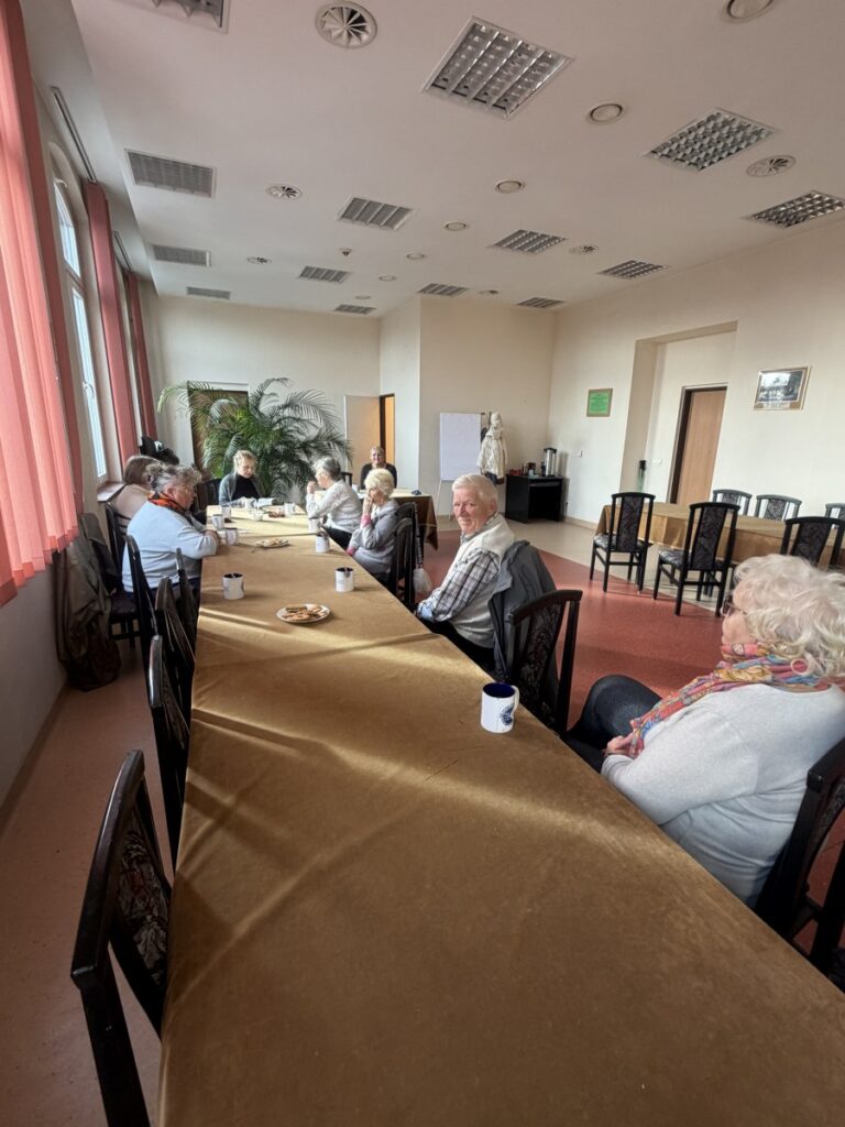 Ludzie siedzący przy stołach