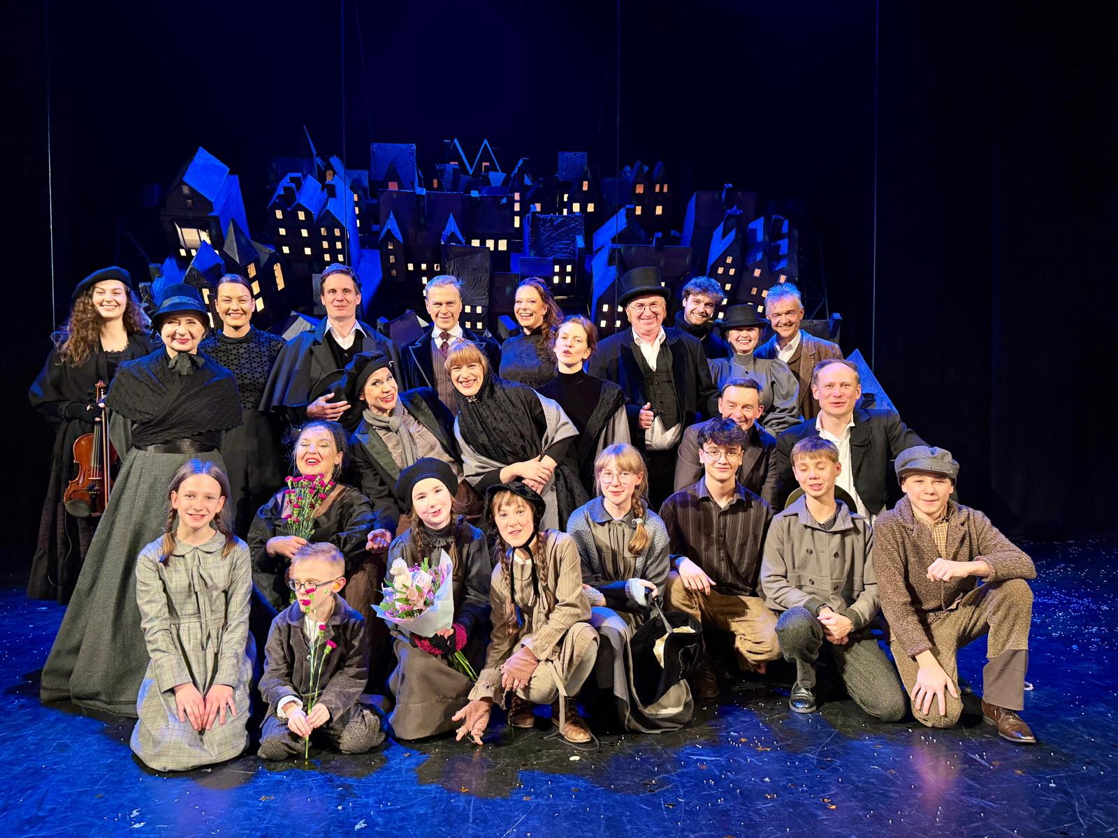 scena - aktorzy pozujący do zdjęcia