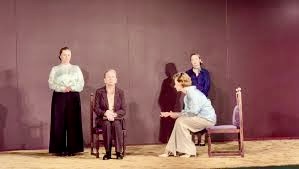 aktorzy na scenie podczas przedstawienia