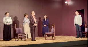 aktorzy na scenie podczas przedstawienia