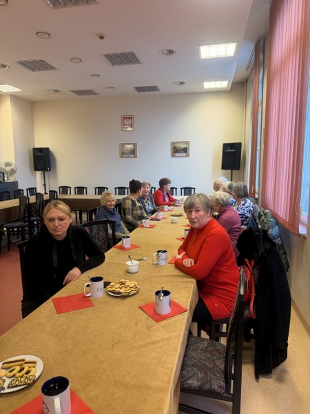 Członkowie Koła Jelenia Góra na spotkaniu w sali przy dużym stole