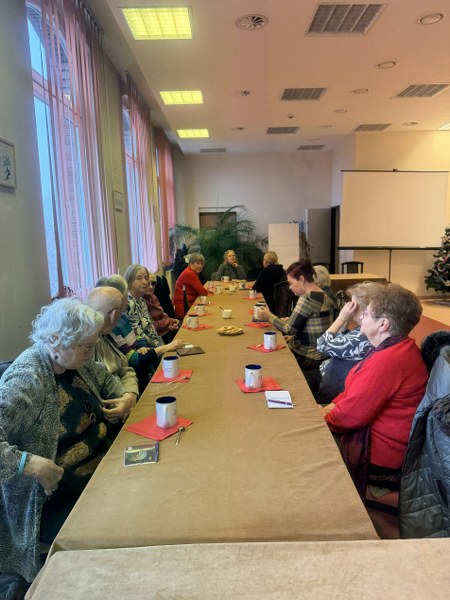 Członkowie Koła Jelenia Góra na spotkaniu w sali przy dużym stole