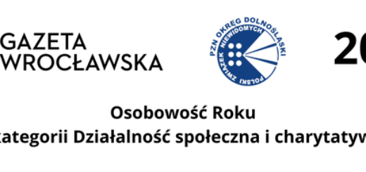 baner, w lewym górny rogu logo gazety wrocławskiej, obok logo PZN, w prawym górnym rogu duży napis 2025 Pod spodem wyśrodkowany napis osobowość roku w kategorii działalność społeczna i charytatywna