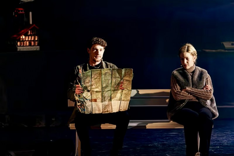 Aktorzy na scenie teatru cypriana Kamila norwida podczas sztuki schronisko które przestało istnieć