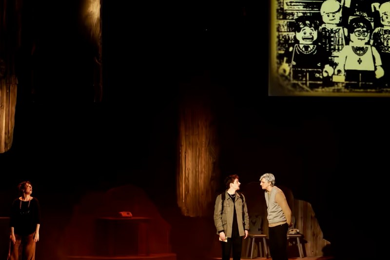 Aktorzy na scenie teatru cypriana Kamila norwida podczas sztuki schronisko które przestało istnieć